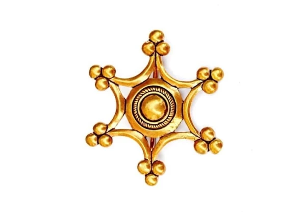 Uta brooch