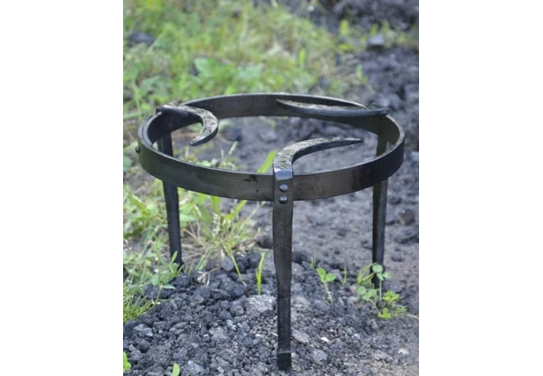 middeleeuwse driepoot, laag, rond