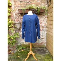 A cotehardie blauw metalen knoopjes